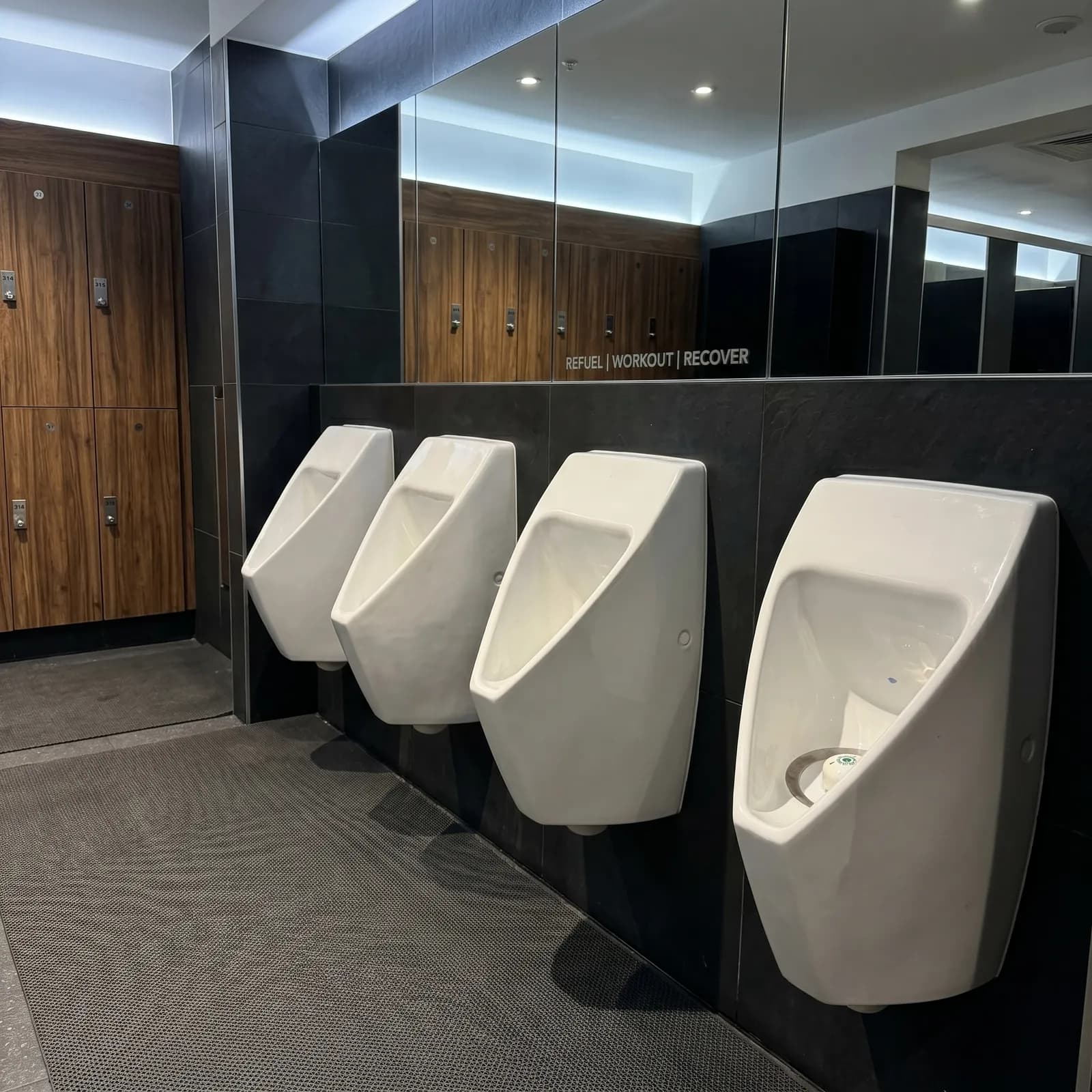 Waterloze urinoirs met Ecobug caps in een sportschool kleedkamer