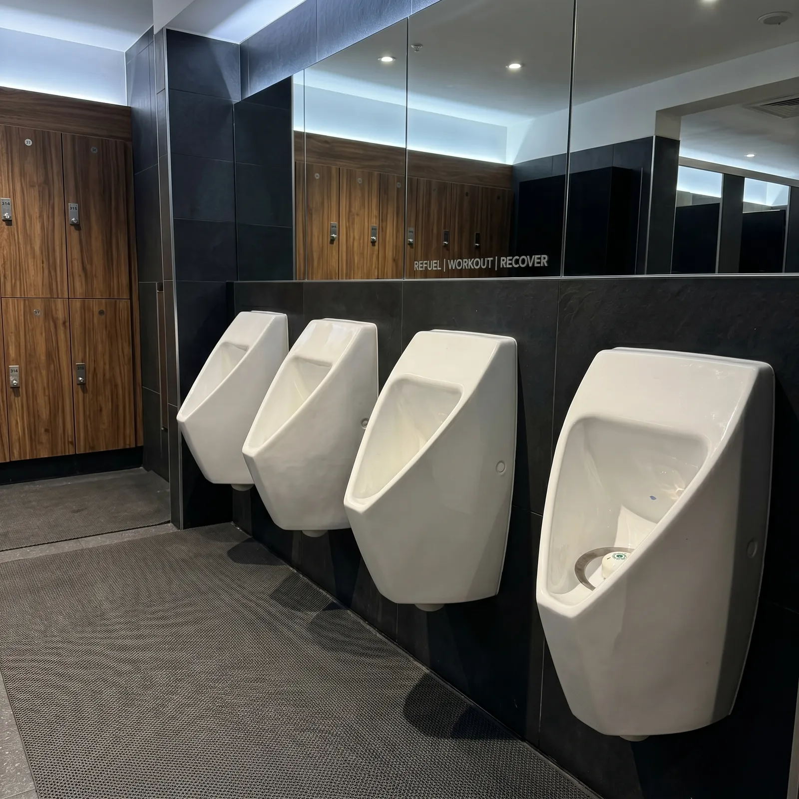Waterloze urinoirs met Ecobug® caps in een sportschool kleedkamer